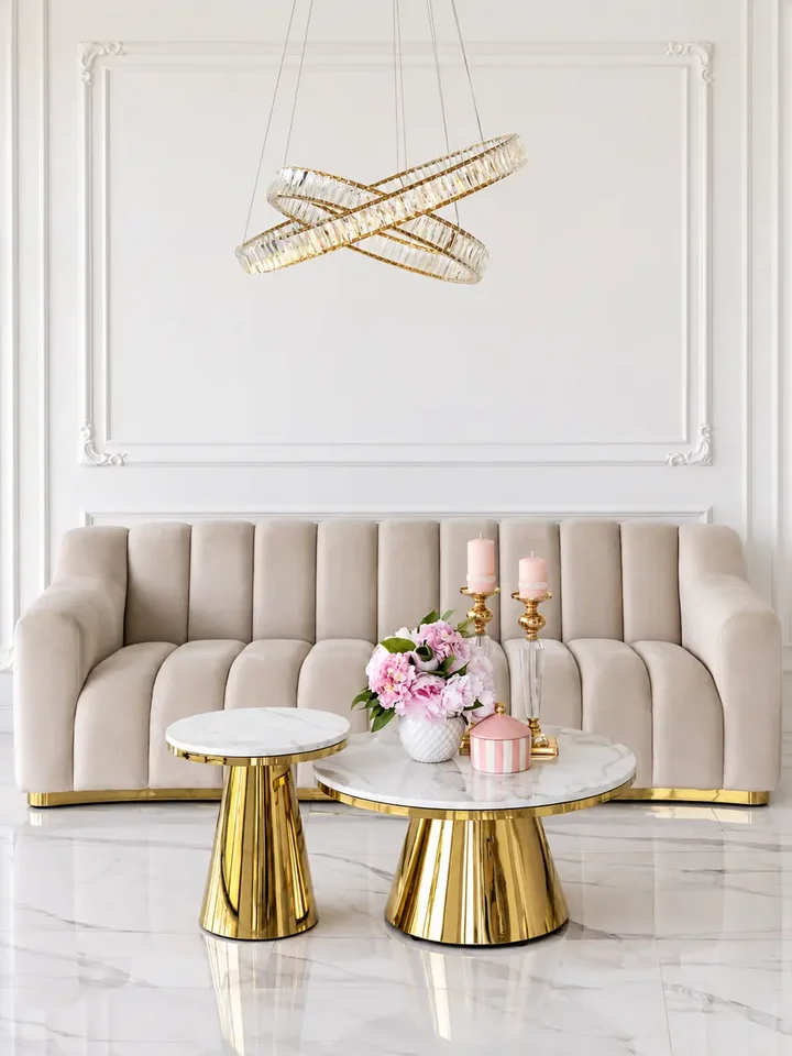 Sofa LONDON Beżowa ustawiona w jasnym wnętrzu domu. Aranżacja nowoczesnego wnętrza od Primavera Home.