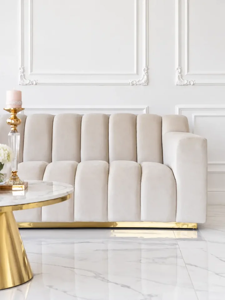 Sofa LONDON Beżowa widziana z góry. Ekspozycja w salonie od Primavera Home.
