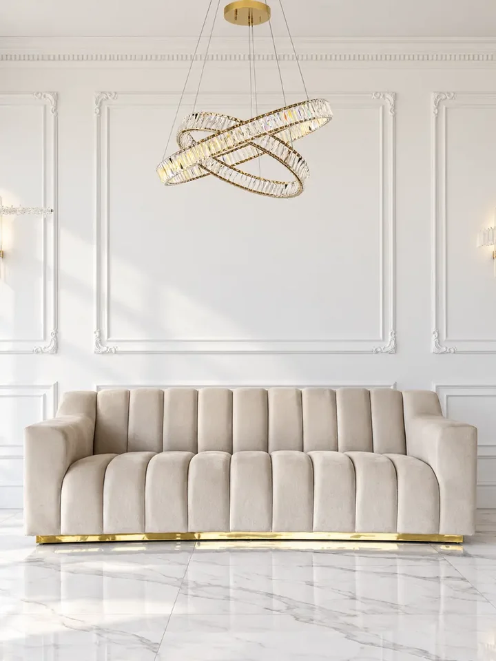 Sofa LONDON Beżowa pokazująca swoje mocne wykończenie. Meble na zamówienie od Primavera Home.