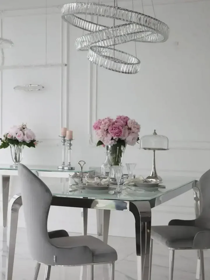 Stylizacja wnętrza z designerskim stołem glamour ze szklanym blatem, stalowym, nowoczesnym, srebrnym ELITE, który wprowadza elegancję dzięki Primavera Home.