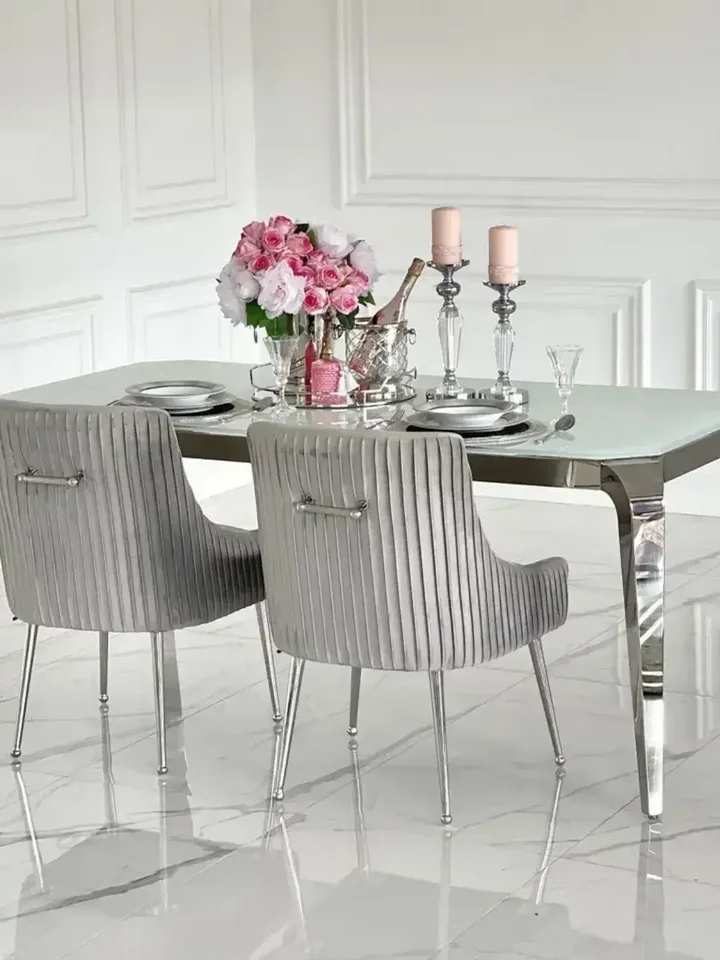 Aranżacja jadalni z designerskim stołem glamour ze szklanym blatem, stalowym, nowoczesnym, srebrnym ELITE, idealnym do spotkań rodzinnych od Primavera Home.