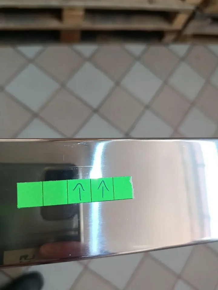 Bardzo bliskie ujęcie detalu stołu LV COLLECTION Srebrny, ukazujące jakość wykonania od Primavera Home.