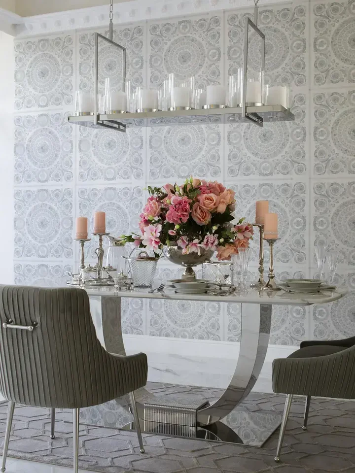 Stół Nowoczesny Glamour z marmurowym blatem w strefie jadalnej nowoczesnego apartamentu. Ekspozycja w salonie od Primavera Home.