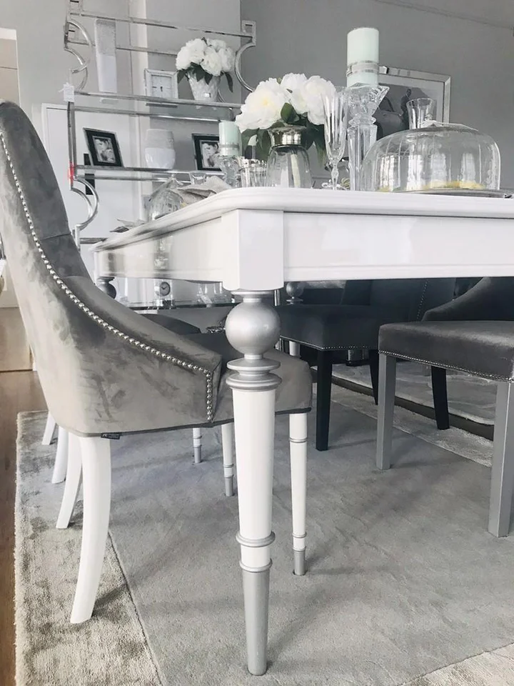 Stylowy stół elegancki drewniany, wysoki połysk, mat, rozkładany, glamour srebrny QUEEN jako wygodne miejsce do spożywania posiłków. Detal wykończenia od Primavera Home.
