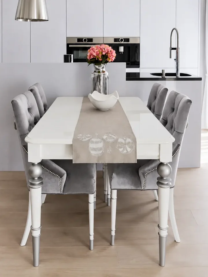 Stylowy stół elegancki drewniany, wysoki połysk, mat, rozkładany, glamour srebrny QUEEN w aranżacji w salonie. Meble na zamówienie od Primavera Home.
