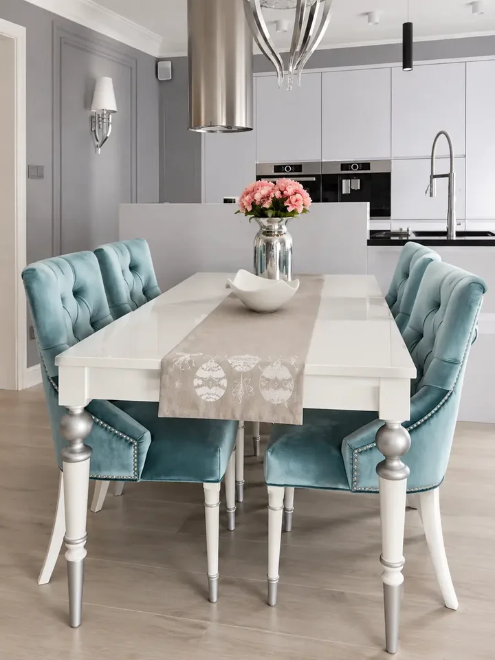 Stylowy stół elegancki drewniany, wysoki połysk, mat, rozkładany, glamour srebrny QUEEN - detal wykończenia. Ekspozycja w salonie od Primavera Home.