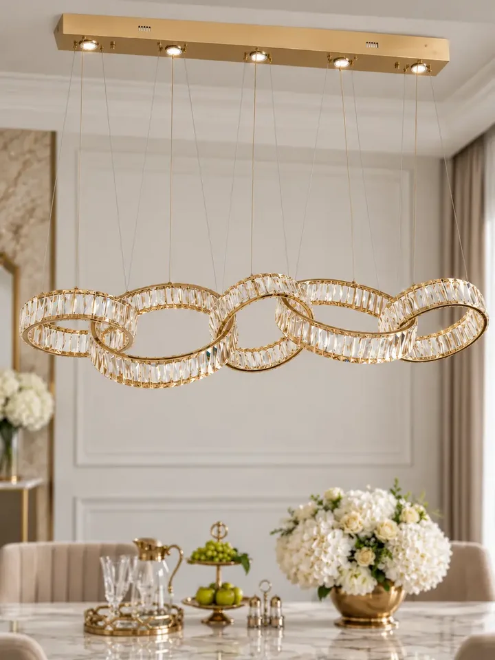 Żyrandol CRYSTAL 5 Złoty w jasnym wnętrzu. Nowoczesna aranżacja od Primavera Home.
