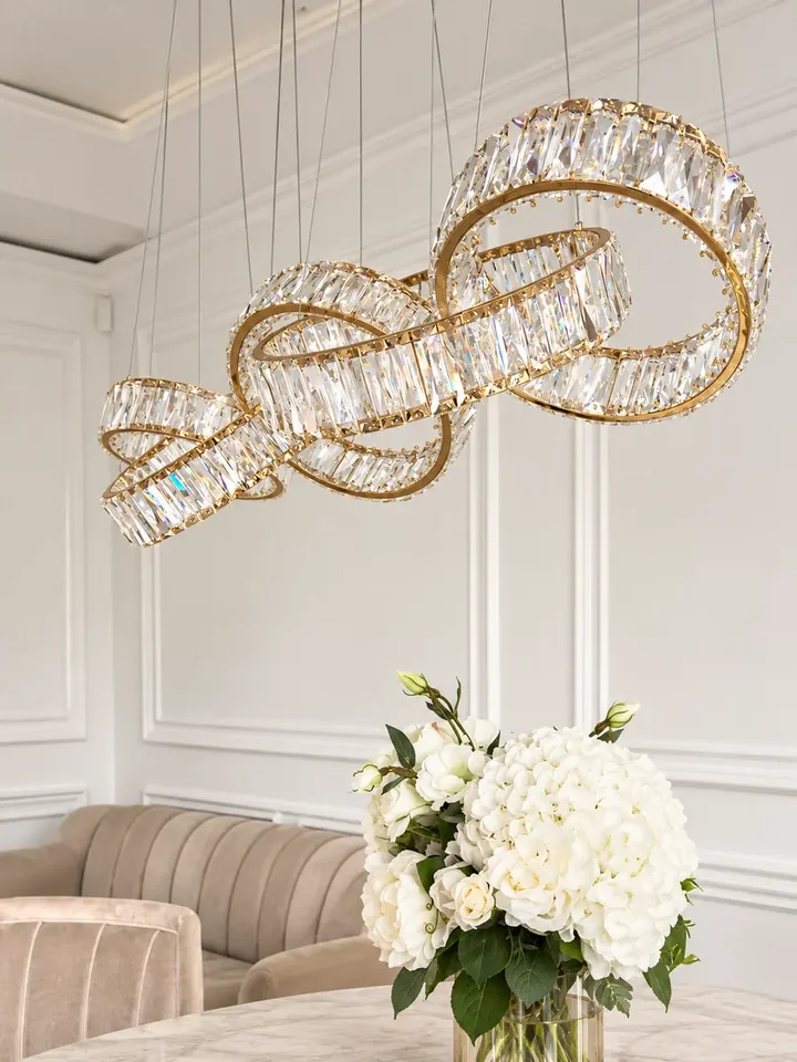 Żyrandol CRYSTAL 5 Złoty w stylistyce modern. Detal wykończenia od Primavera Home.