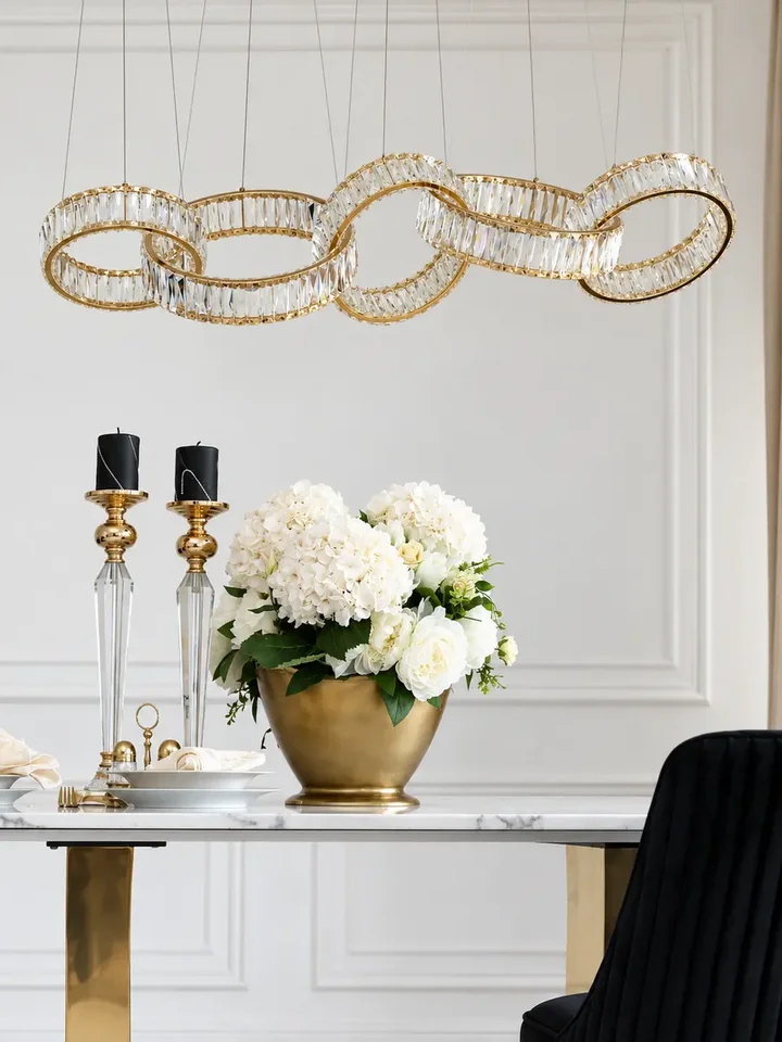 Żyrandol CRYSTAL 5 Złoty w momencie świecenia. Detal wykończenia od Primavera Home.