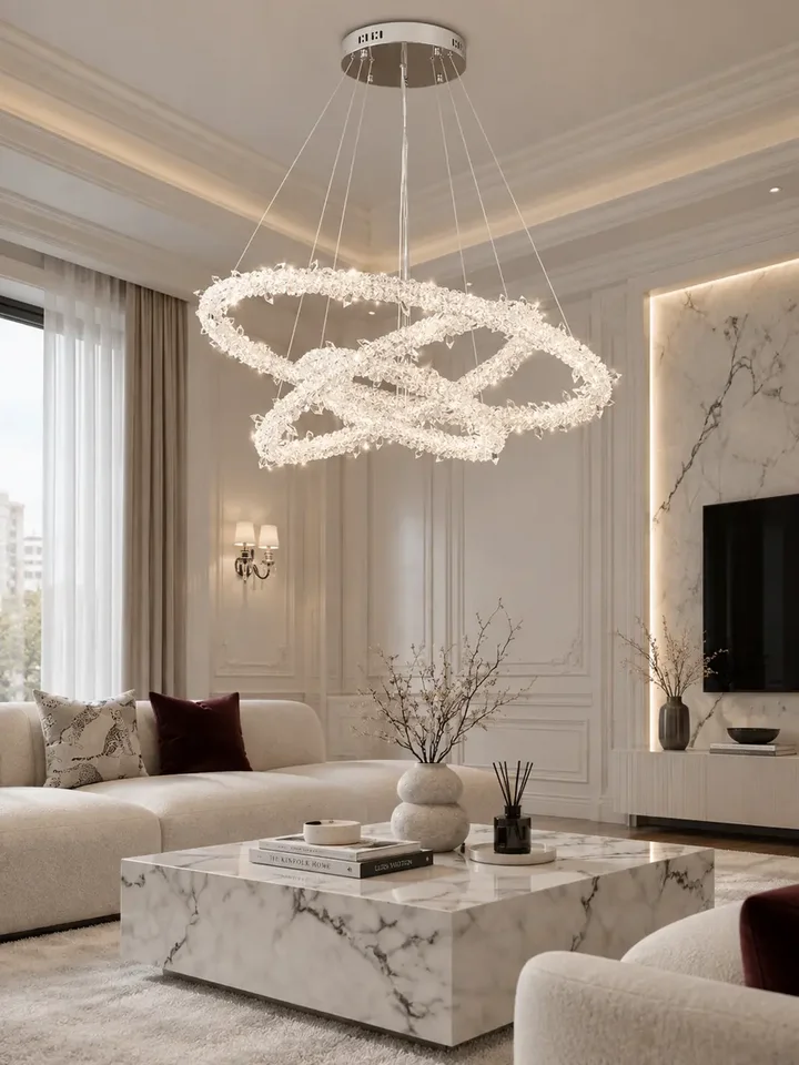 Perspektywiczne ujęcie żyrandola ICE XL Srebrny. Lampa doskonała do eleganckich aranżacji od Primavera Home.