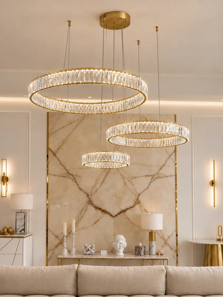 Elegancka ekspozycja żyrandola w stylowym wnętrzu, idealnym do nowoczesnego salonu od Primavera Home.