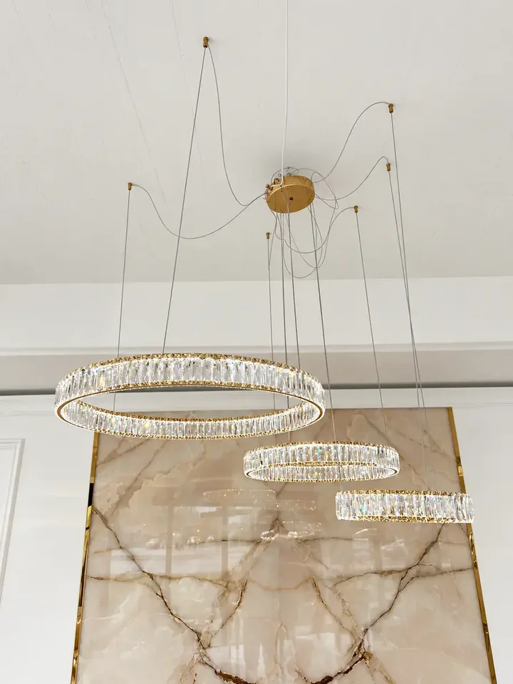 Perfectne uzupełnienie aranżacji z unikalnym żyrandolem, stworzonym przez Primavera Home.