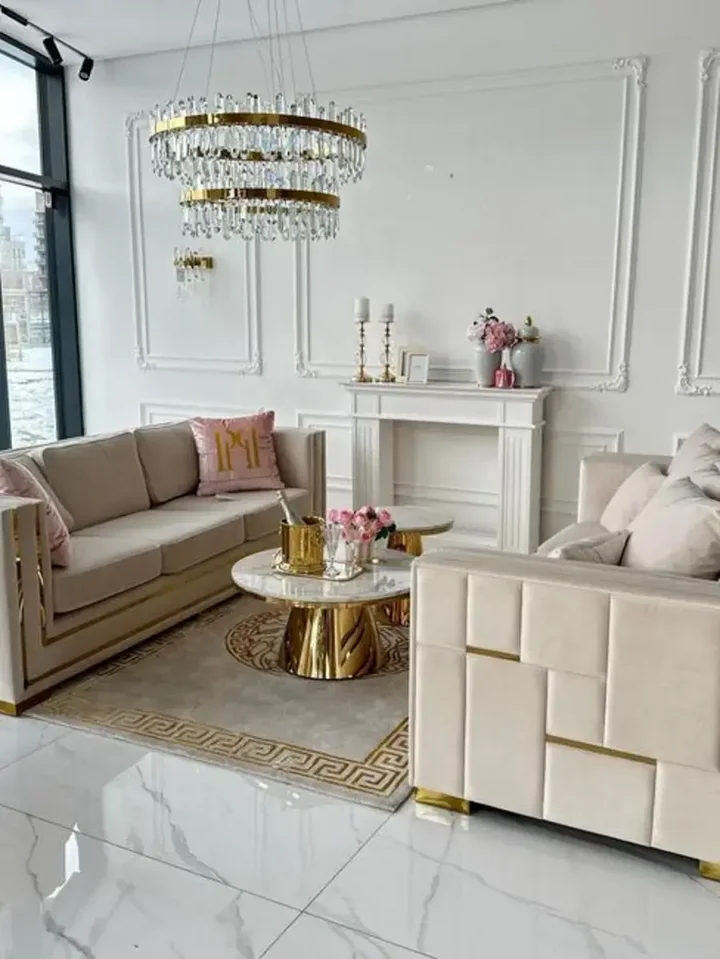 Glamour w wyspecjalizowanej wysokości Żyrandola Kryształowego Bulgari XL Złoty Dwupoziomowy, prezentującego nowoczesny styl. Oświetlenie na zamówienie od Primavera Home.