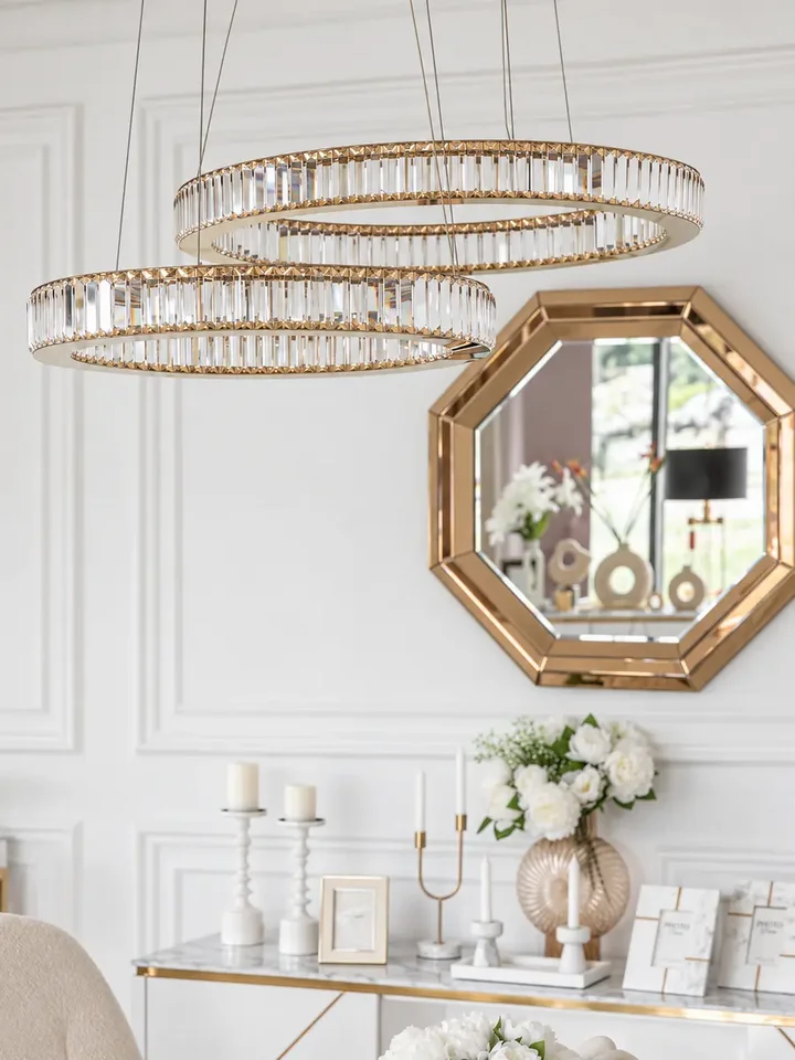 Detale wykończenia Żyrandola Kryształowego Ring Złoty Eclipse, prezentującego elegancję i styl od Primavera Home.