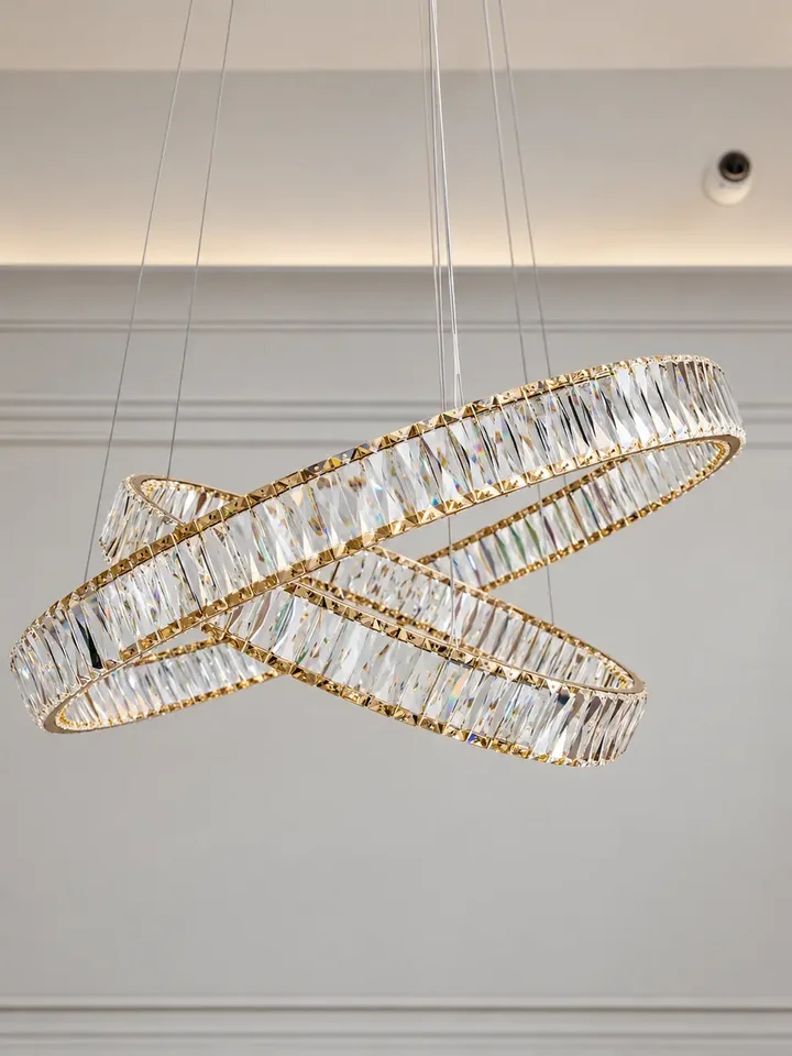 Żyrandol Kryształowy Złoty Dwupoziomowy CRYSTAL L w ciemnym wnętrzu. Ekspozycja w salonie od Primavera Home.
