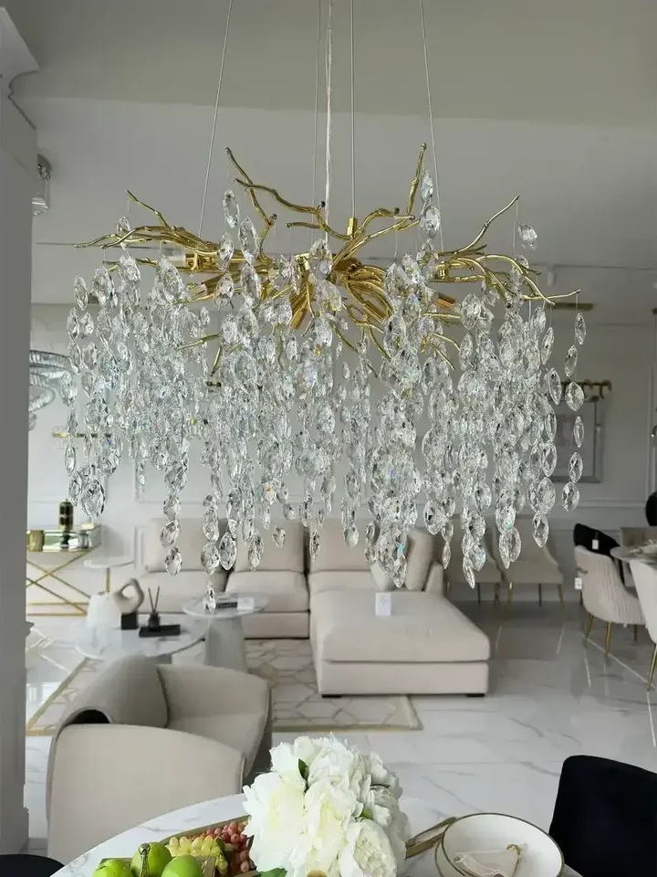 Design żyrandola kryształowego złotego QUEEN jako inspiracja do nowoczesnego wystroju wnętrz od Primavera Home.