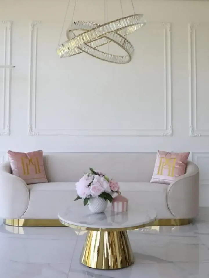 Perspektywa sofy Beżowej Glamour Aksamitnej FLORENCE Złote Nogi, wyeksponowanej w eleganckim miejscu od Primavera Home.