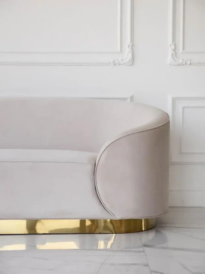 Sofa Beżowa Glamour Aksamitna FLORENCE Złote Nogi w zestawieniu z eleganckim sufitem, tworząc harmonijną aranżację od Primavera Home.
