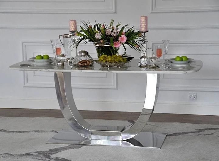 Ekskluzywny stół glamour do jadalni w aranżacji w salonie. Ekspozycja w salonie od Primavera Home.