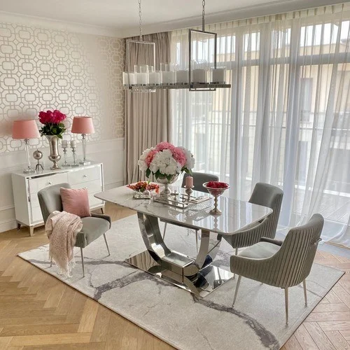 Ekskluzywny stół glamour do jadalni w ujęciu z przodu. Ekspozycja w salonie od Primavera Home.