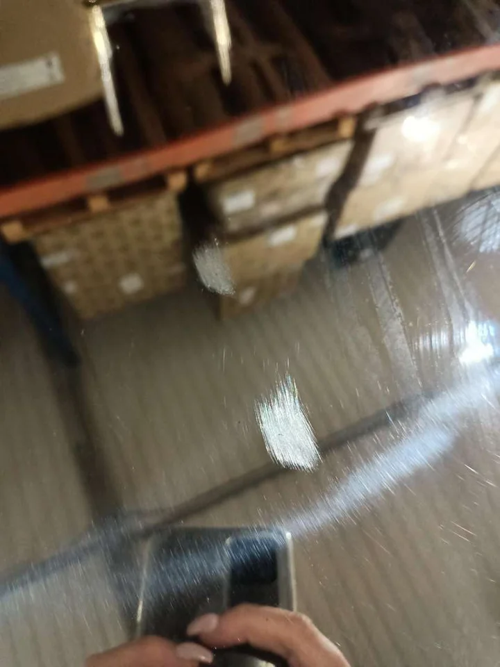 Ekskluzywny stół glamour do jadalni w widoku przy oknie. Aranżacja nowoczesnego wnętrza od Primavera Home.