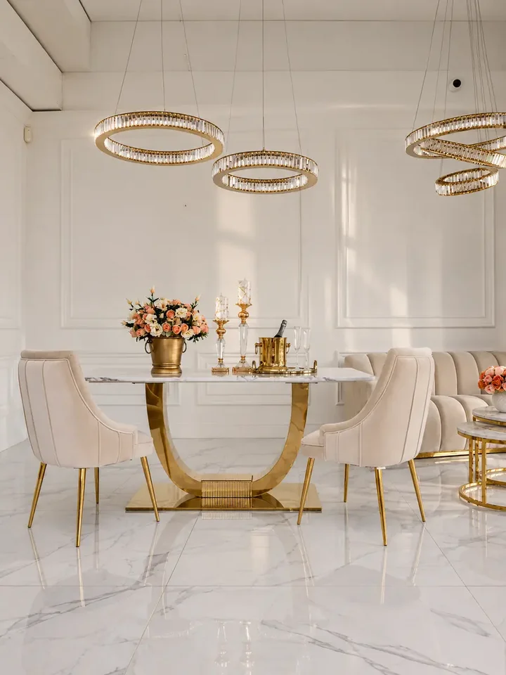 Aranżacja nowoczesnego wnętrza z ekskluzywnym stołem glamour, który nadaje charakteru całej przestrzeni. Ekskluzywne meble od Primavera Home.