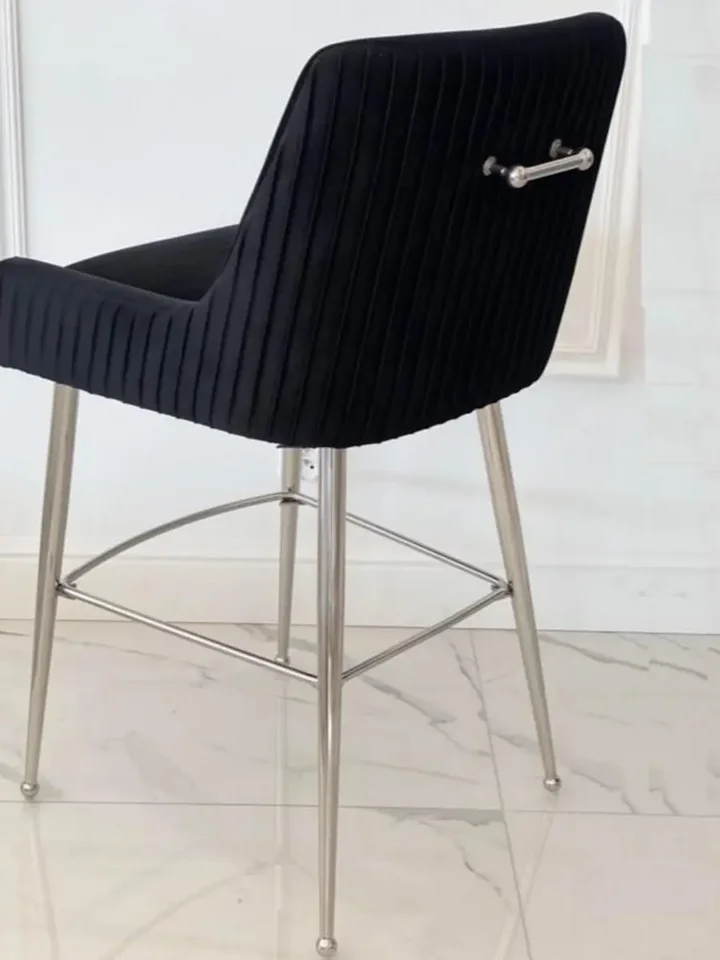 Widok hokeru glamour w tkaninie velvet czarny srebrny PALOMA z góry. Doskonałe połączenie komfortu i designu. Meble na zamówienie od Primavera Home.