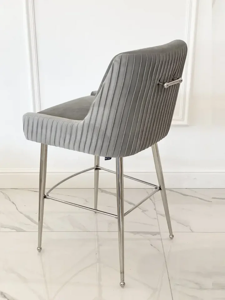 Nowoczesny hoker glamour w tkaninie velvet szary srebrny PALOMA, zbliżenie na siedzisko. Ekspozycja w salonie od Primavera Home.
