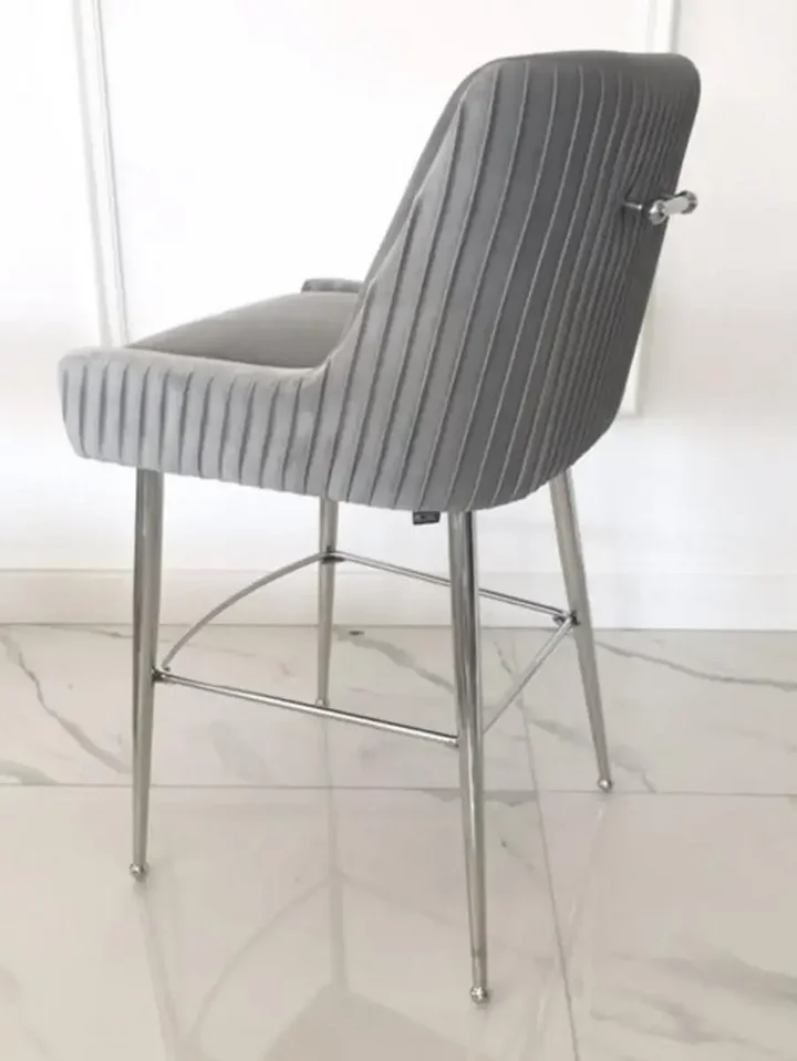 Nowoczesny hoker glamour w tkaninie velvet szary srebrny PALOMA w perspektywie, uwypuklający jego elegancję. Meble na zamówienie od Primavera Home.