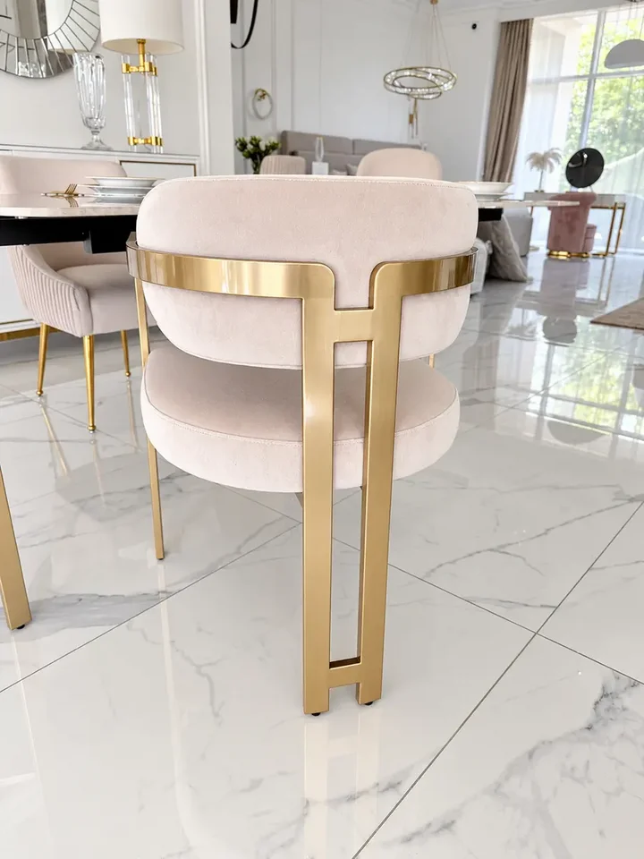 Widok znad siedziska Krzesła beżowego złotego nowoczesnego designerskiego w stylu włoskim ROMEO, emanującego stylową elegancją od Primavera Home.