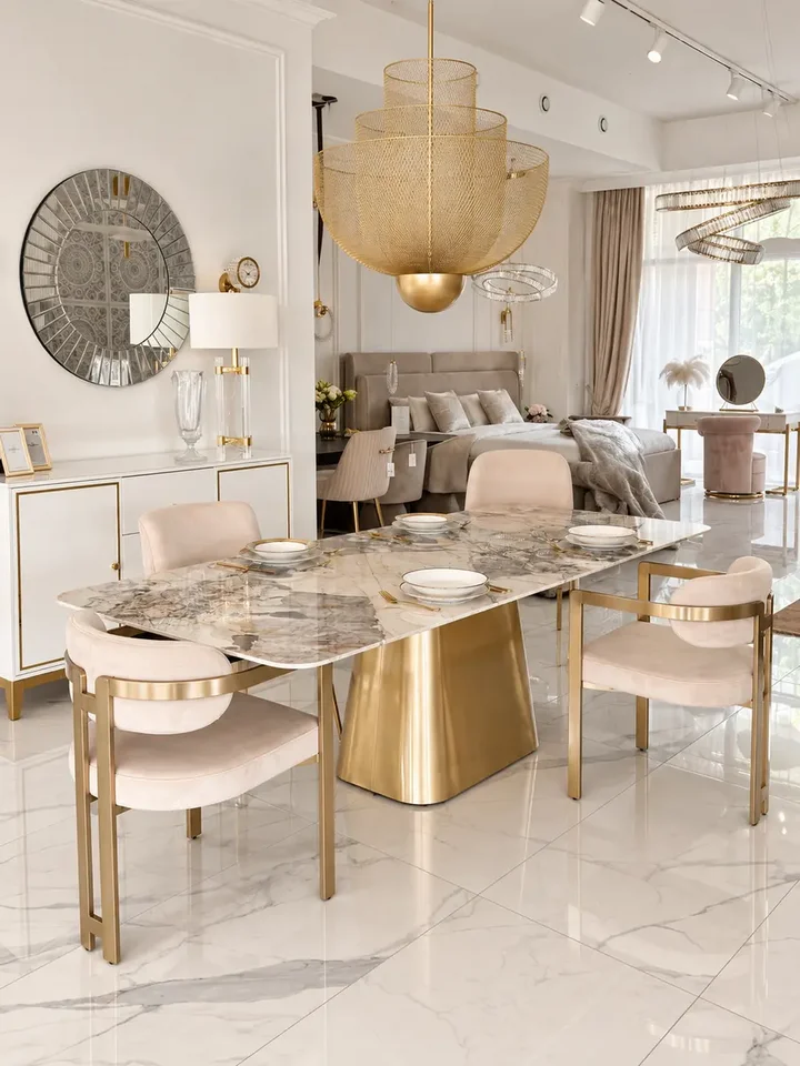 Krzesło beżowe złote nowoczesne designerskie w stylu włoskim ROMEO w otoczeniu roślin, tworzące harmonijną przestrzeń od Primavera Home.