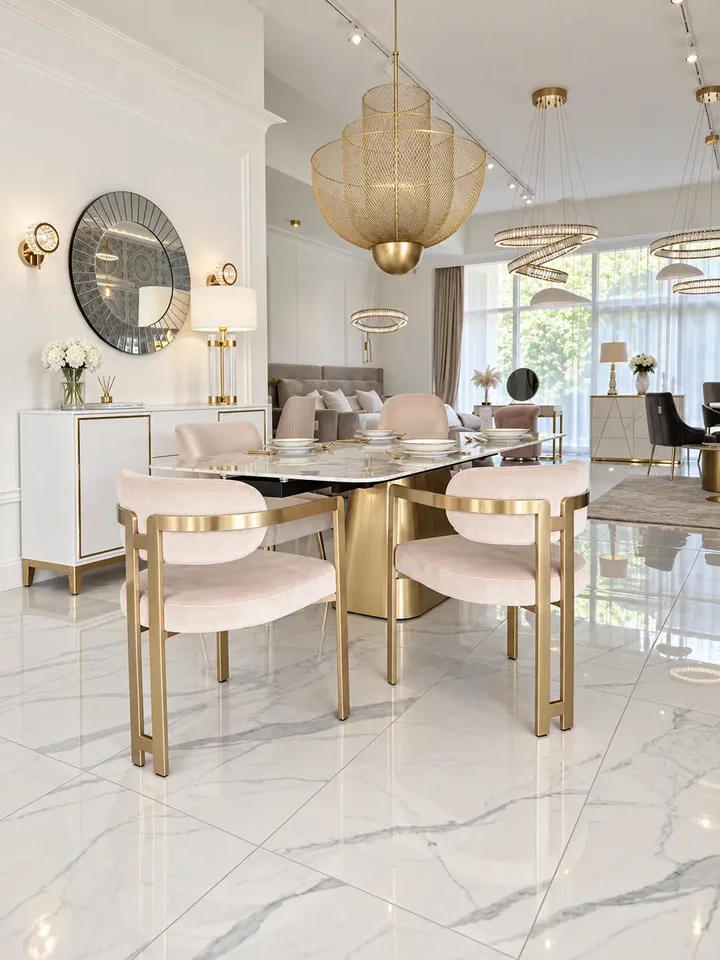 Krzesło beżowe złote nowoczesne designerskie w stylu włoskim ROMEO zestawione z innymi meblami, idealne dla nowoczesnych aranżacji od Primavera Home.