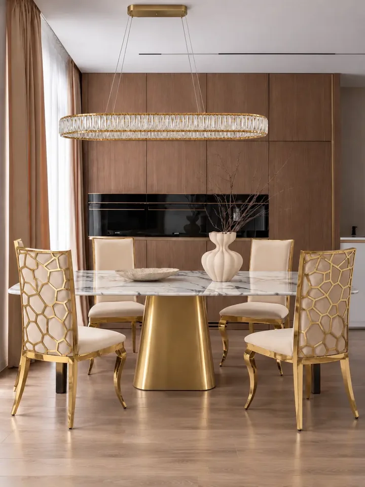 Krzesło glamour VITA złote beżowe do jadalni w perspektywie, ukazujące jego elegancką linię. Aranżacja nowoczesnego wnętrza od Primavera Home.