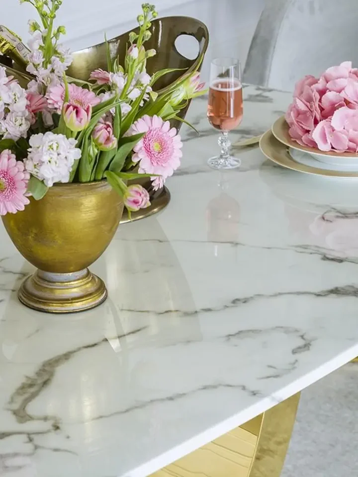 Stylowy zestaw w jasnym wnętrzu, harmonizujący z nowoczesnym designem od Primavera Home.