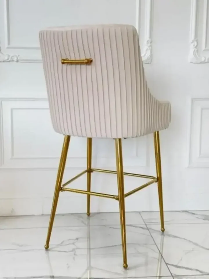 Detal materiału hokeru glamour PALOMA, ukazujący jego wysoką jakość i luksusowy styl. Ekspozycja w salonie Primavera Home.