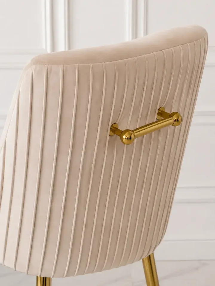 Widok z tyłu hokeru glamour PALOMA, pokazujący jego unikalny design. Ekspozycja w showroomie Primavera Home.