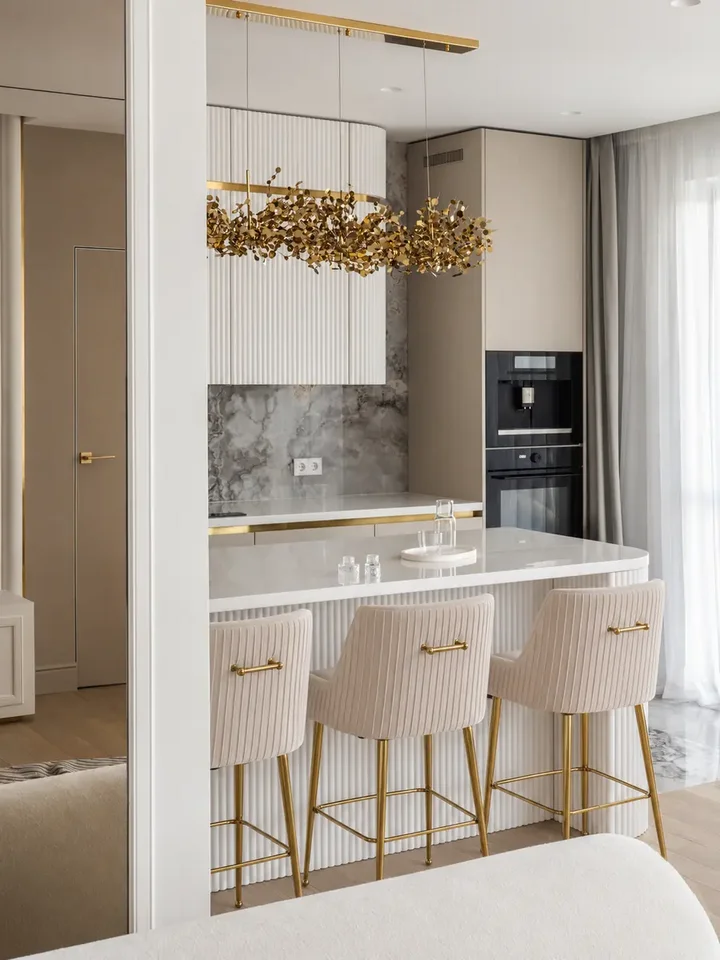 Hoker glamour PALOMA w ekspozycji w showroomie, przyciągający wzrok detal wykończenia. Oferowane przez Primavera Home.