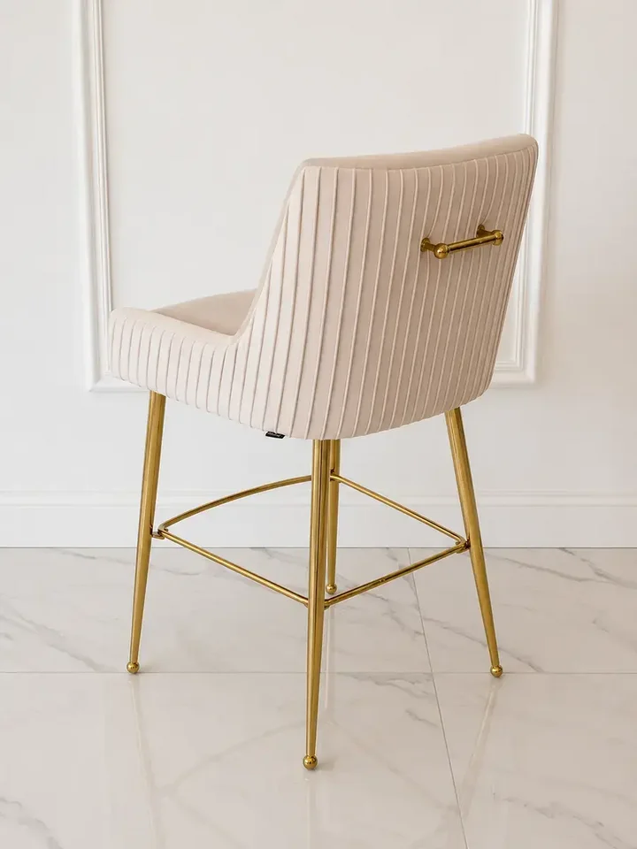 Hoker glamour w perspektywie, ukazujący jego elegancję i nowoczesny styl. Oferowany przez Primavera Home.
