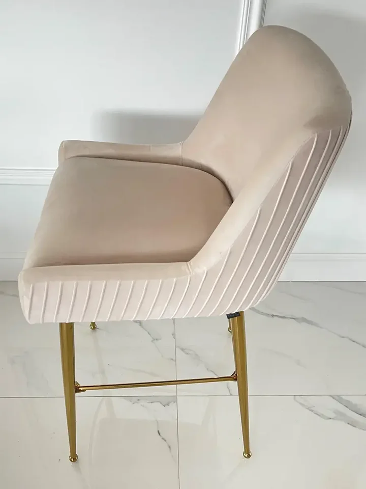 Hoker glamour PALOMA na tle nowoczesnego baru, podkreślający jego elegancję. Ekspozycja w showroomie Primavera Home.
