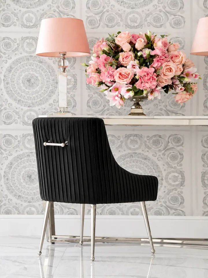 Nowoczesny stół srebrny z białym marmurowym w aranżacji w salonie, styl pełen elegancji i klasy od Primavera Home.