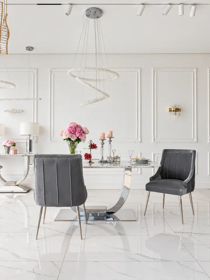 Widok z góry na stół srebrny z białym marmurowym, który zachwyca elegancją i nowoczesnością, będąc częścią oferty Primavera Home.