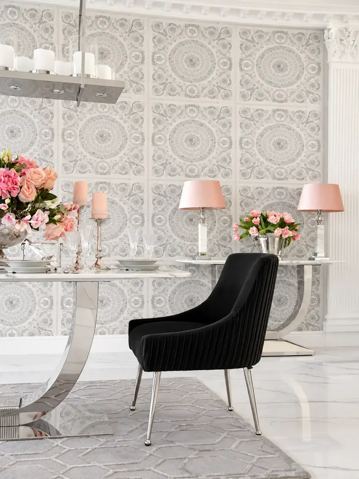Szczegółowe zbliżenie na blaty stołu z białego marmuru, które łączą elegancję z nowoczesnym stylem, dostępnego w Primavera Home.