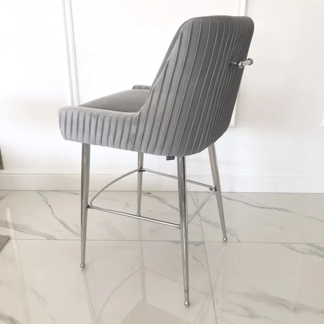 Półhoker Srebrny Glamour w stylowej aranżacji salonu, idealny do nowoczesnych wnętrz. Meble na zamówienie od Primavera Home.