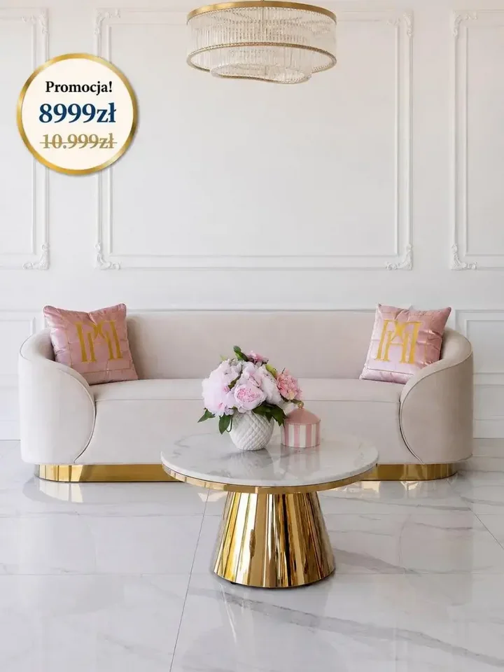 Sofa Beżowa Glamour Aksamitna FLORENCE Złote Nogi w ujęciu z przodu, idealna do nowoczesnego salonu od Primavera Home.