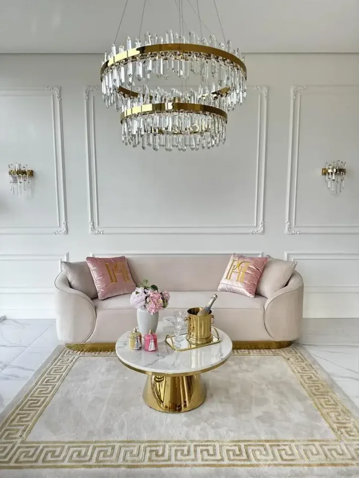 Detal nóg sofy Beżowej Glamour Aksamitnej FLORENCE Złote Nogi, ukazujący wysokiej jakości stal nierdzewną od Primavera Home.