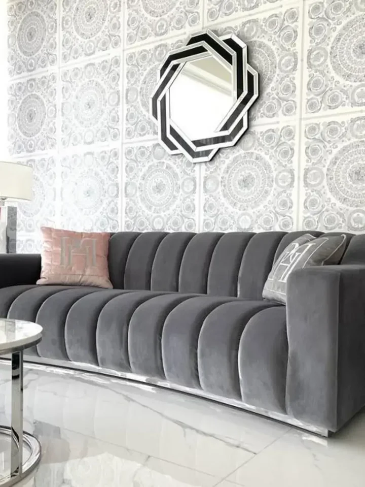 Sofa LONDON Nowoczesna w perspektywie z przodu, ukazująca harmonijne linie i detale. Ekspozycja w salonie Primavera Home.