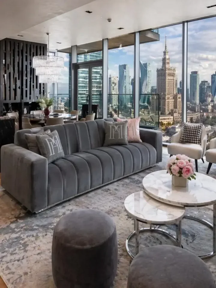 Sofa LONDON Nowoczesna z bliska, ukazująca plamoodporną tkaninę welwetową. Detal wykończenia od Primavera Home.