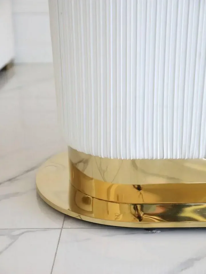 Widok na stół biały złoty z marmurowym blatem w eleganckim salonie, idealny do stylowych aranżacji od Primavera Home.