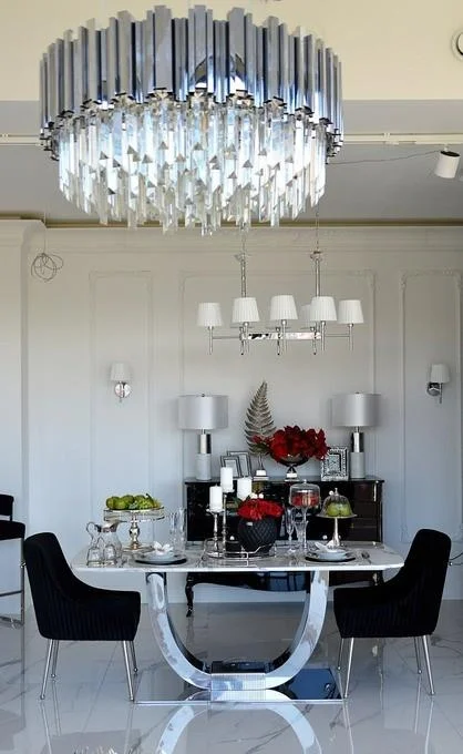 Nowoczesny stół srebrny czarny marmur do jadalni na 10 osób 240 cm ART DECO OUTLET Primavera Home zaprezentowany w aranżacji z interesującymi detalami.