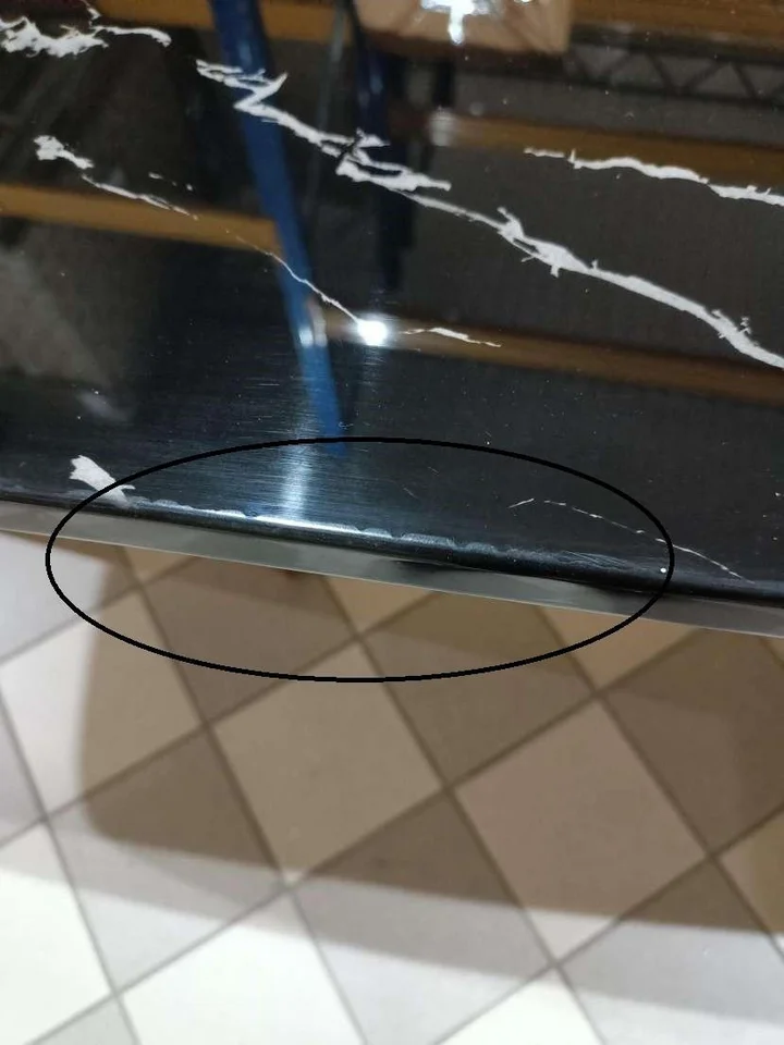 Nowoczesny stół srebrny czarny marmur do jadalni na 10 osób 240 cm ART DECO OUTLET Primavera Home z bliska, ukazujący szczegóły krawędzi blatu.